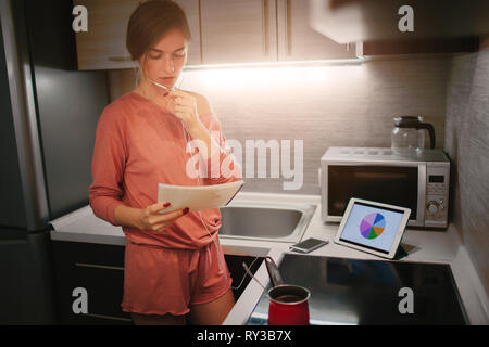 Beschäftigte Frau Kaffee vorbereiten, Telefonieren, auf Tablet gleichzeitig arbeiten. Geschäftsfrau, mehrere Aufgaben. Multitasking Business Stockfoto