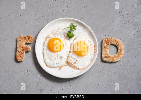 Wort essen Eier mit Toast Buchstaben geschrieben Stockfoto