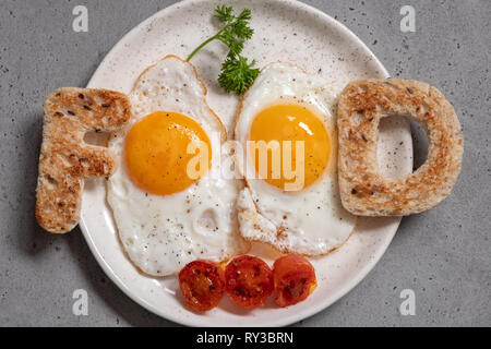 Wort essen Eier mit Toast Buchstaben geschrieben Stockfoto