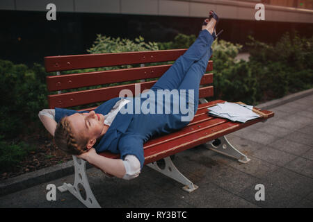 Business Frau ruht sich nach einer erfolgreichen Transaktion. Bei der Arbeit. Ich beenden und Träume über Rest Stockfoto