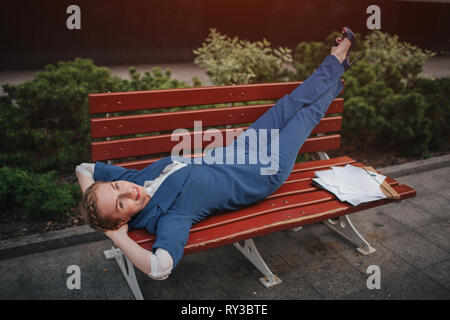 Business Frau ruht sich nach einer erfolgreichen Transaktion. Bei der Arbeit. Ich beenden und Träume über Rest Stockfoto