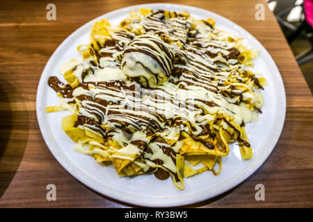 Zerfetztes Pfannkuchen mit Eis Schokolade und Vanille Stockfoto