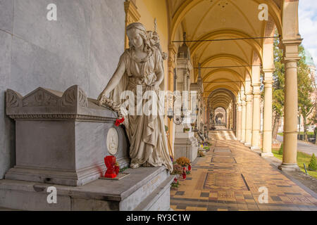 Zagreb, Kroatien - 30. Dezember 2018. Eine Arkade im historischen Mirogoj Friedhof in der kroatischen Hauptstadt Zagreb Stockfoto