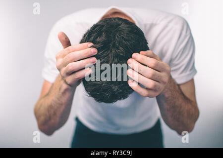 Männerhaar ist eine Ansicht von oben Close-up. Lade-haired man graue Haare und Schuppen Stockfoto