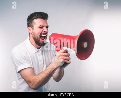 Porträt des Menschen schreien über Megaphon über Hintergrund Nerd eine Brille trägt. Stockfoto