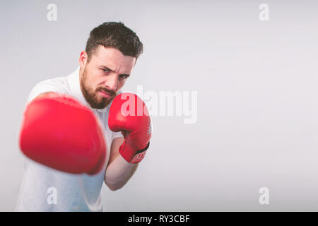 Feige lustig junge Mann in Rot Boxhandschuhe. Nerd eine Brille trägt. Stockfoto