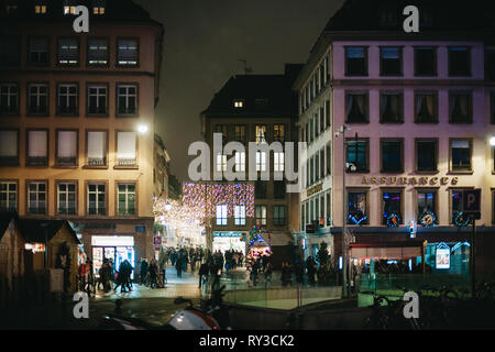 Straßburg, Frankreich - Dec 23, 2017: Strasbourg französische Stadt mit touristischen Einheimische und Fußgänger wandern in der Nacht während der Weihnachtsmarkt im Ort Gutenberg Stockfoto