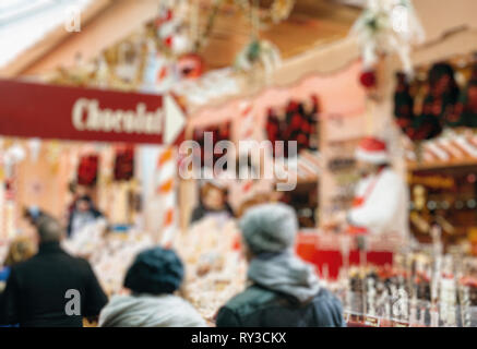 Beleuchtete Weihnachtsmarkt kiosk Markt mit vielen schönen und süßen Weihnachten Schokolade Abschaltdruck Stockfoto