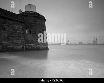 Fort Perch Rock in New Brighton wurde 1825 gebaut. Diese Aufnahme ist auf der Suche nach Liverpool die Werften. Stockfoto