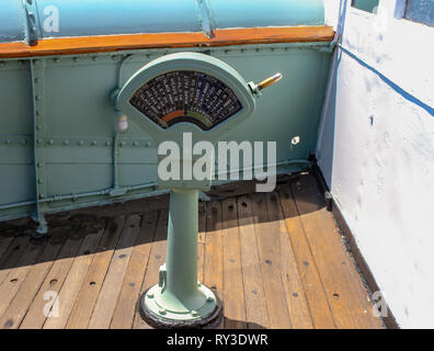 Vintage Motor um fernschreiber auf Dock eines alten Schiffes, lackiert Farbe Cyan, von der Vorderseite aus hohen Winkel gesehen Stockfoto