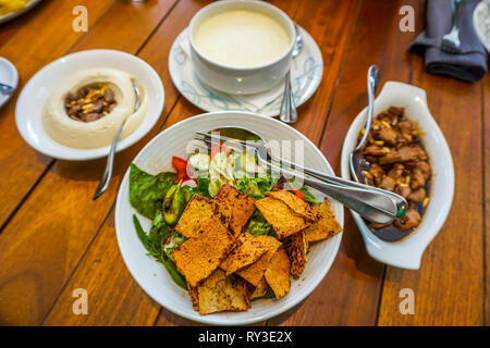 Libanesische traditionelle Fattoush Teller mit Vorspeisen auf einem Holztisch Stockfoto