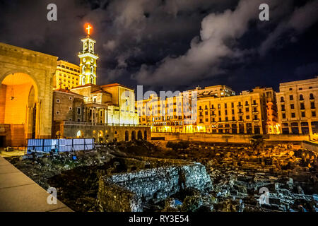 Beirut Saint Georges maronitischen Dom bei Nacht mit Ruinen des Forum Romanum. Stockfoto