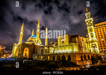 Beirut Saint Georges maronitische Kathedrale bei Nacht beleuchtet mit Mohammad Al Amin Moschee Stockfoto