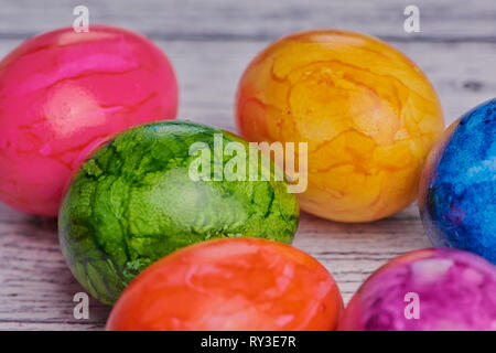 Bunte Ostereier auf einem weißen Holz- Oberfläche, Makro Farbe Foto mit Kopie Raum Stockfoto
