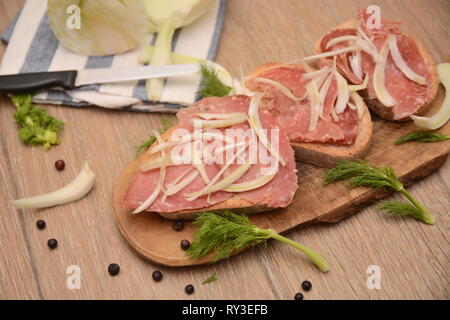 Italienisches Brot crostoni mit finocchiona Salami essen Toskana Italien Stockfoto