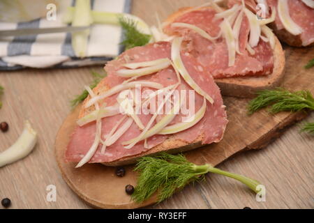 Italienisches Brot crostoni mit finocchiona Salami essen Toskana Italien Stockfoto