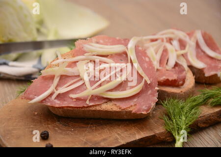 Italienisches Brot crostoni mit finocchiona Salami essen Toskana Italien Stockfoto