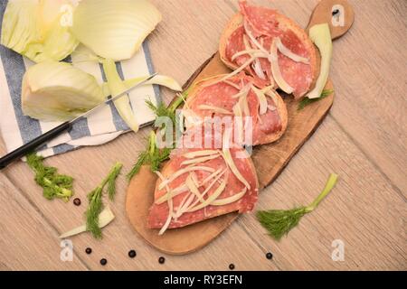 Italienisches Brot crostoni mit finocchiona Salami essen Toskana Italien Stockfoto