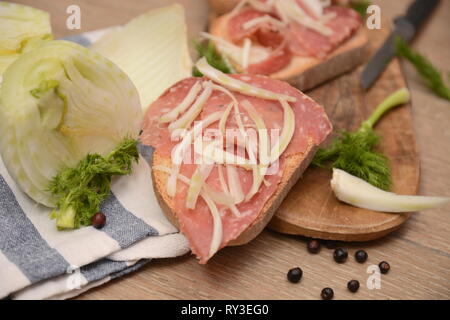 Italienisches Brot crostoni mit finocchiona Salami essen Toskana Italien Stockfoto