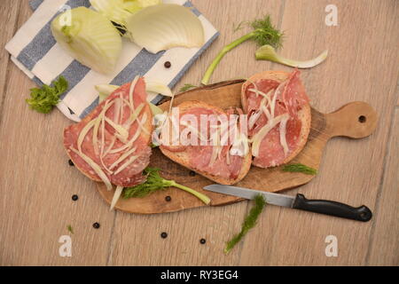 Italienisches Brot crostoni mit finocchiona Salami essen Toskana Italien Stockfoto