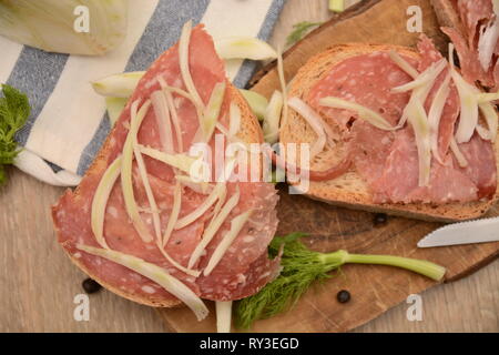 Italienisches Brot crostoni mit finocchiona Salami essen Toskana Italien Stockfoto