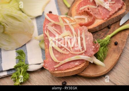 Italienisches Brot crostoni mit finocchiona Salami essen Toskana Italien Stockfoto