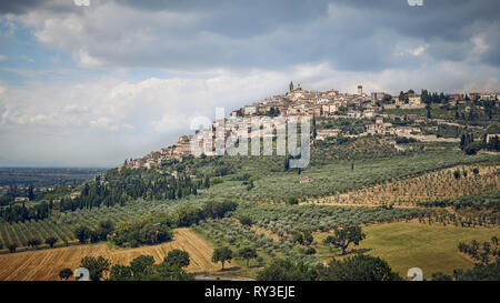 Luftaufnahme der mittelalterlichen Stadt Trevi in Umbrien (Italien). Querformat. Stockfoto