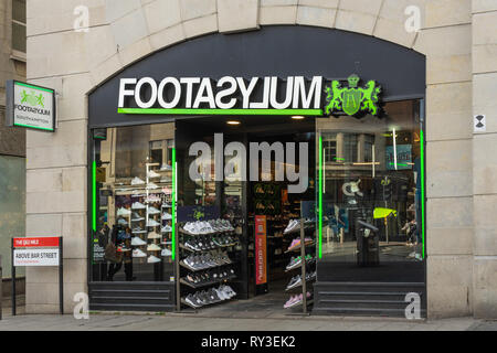 Eingang zu einem FootAsylum shop auf Oben Bar im Stadtzentrum von Southampton, England, Großbritannien Stockfoto