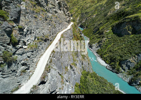 Straße in den Skippers Canyon, und Shotover River, in der Nähe von Queenstown, Südinsel, Neuseeland - Luftbild Stockfoto