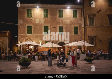 Montefalco, Italien - Juli, 2018. Tische im Freien von einem Restaurant am Hauptplatz der mittelalterlichen Stadt Montefalco. Stockfoto