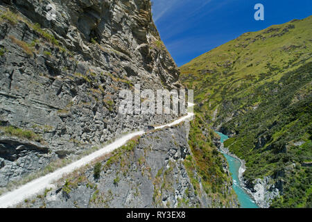 4x4 auf der Straße in den Skippers Canyon, in der Nähe von Queenstown, Südinsel, Neuseeland - Luftbild Stockfoto