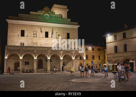 Montefalco, Italien - Juli, 2018. Sicht eine Nacht des 13. Jahrhunderts Palazzo Comunale (Rathaus) auf dem Hauptplatz der mittelalterlichen Stadt Montefalco. Stockfoto