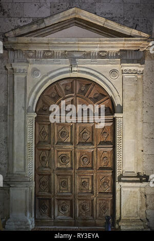 Gestaltet aus Holz geschnitzte Tür des San Francesco Kirche in Montefalco, Umbrien (Italien). Hochformat. Stockfoto