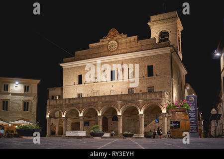 Montefalco, Italien - Juli, 2018. Sicht eine Nacht des 13. Jahrhunderts Palazzo Comunale (Rathaus) auf dem Hauptplatz der mittelalterlichen Stadt Montefalco. Stockfoto