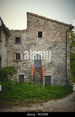 Einen verlassenen Stein ländlichen Bauernhof Haus in einem Dorf in den Bergen von Italien. Hochformat. Stockfoto