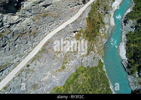 Straße in den Skippers Canyon, und Shotover River, in der Nähe von Queenstown, Südinsel, Neuseeland - Luftbild Stockfoto