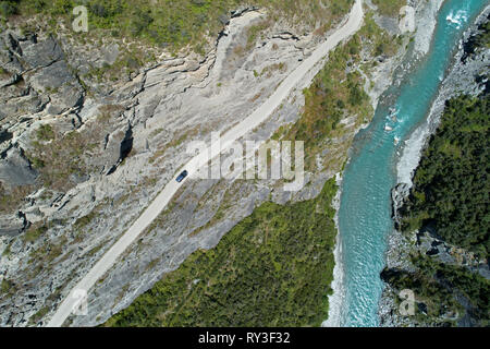 4x4 auf der Straße in den Skippers Canyon, in der Nähe von Queenstown, Südinsel, Neuseeland - Luftbild Stockfoto