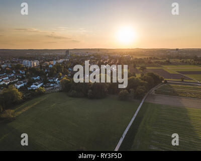 Luftaufnahme am nördlichen Möhringen, Teil von Stuttgart in Deutschland bei Sonnenuntergang im Sommer. Stockfoto