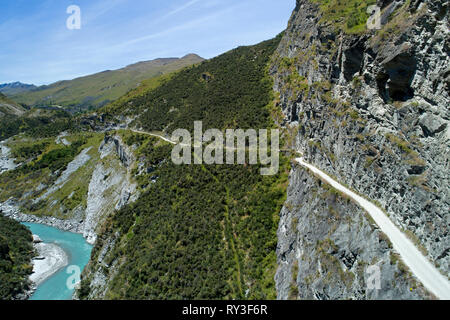 Straße in den Skippers Canyon, und Shotover River, in der Nähe von Queenstown, Südinsel, Neuseeland - Luftbild Stockfoto