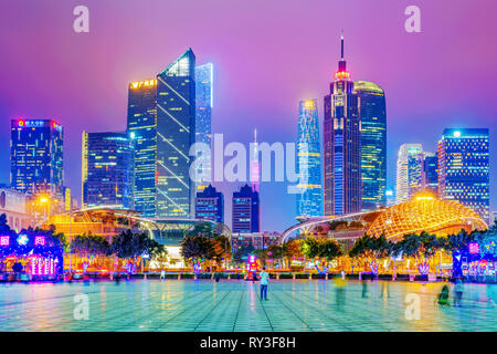 GUANGZHOU, China - Oktober 18: Dies ist eine Nacht Blick auf die Skyline der Stadt Guangzhou in der zhujiang New Town Downtown Financial District auf Oktober Stockfoto