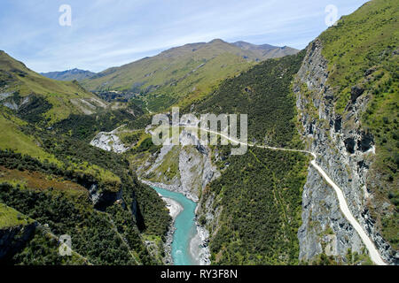 Straße in den Skippers Canyon, und Shotover River, in der Nähe von Queenstown, Südinsel, Neuseeland - Luftbild Stockfoto