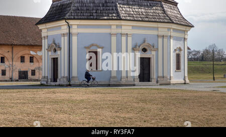 Kroatien, 5. März 2019 - Mann reiten Fahrrad im Bereich der Slavonski Brod Festung Stockfoto