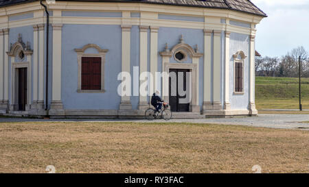 Kroatien, 5. März 2019 - Mann reiten Fahrrad im Bereich der Slavonski Brod Festung Stockfoto