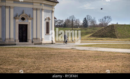 Kroatien, 5. März 2019 - Mann reiten Fahrrad im Bereich der Slavonski Brod Festung Stockfoto