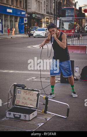 London, UK - August, 2018. Ein street artist Performing beat-box außerhalb einer U-Bahn Station im Zentrum von London. Stockfoto