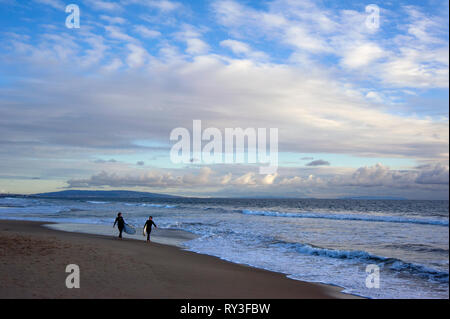 Surfer am Strand von Santa Monica mit Palos Verdes Halbinsel im Hintergrund in Los Angeles, CA Stockfoto