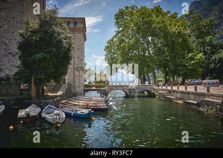 Riva del Garda, Italien - August, 2018. Blick auf den alten Hafen der Stadt Riva del Garda. Stockfoto