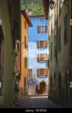 Riva del Garda, Italien - August, 2018. Eine schmale Straße im historischen Zentrum der Stadt. Stockfoto