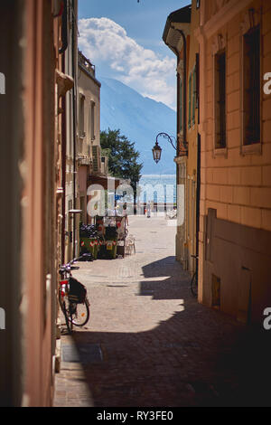 Riva del Garda, Italien - August, 2018. Eine schmale Straße im historischen Zentrum der Stadt. Stockfoto