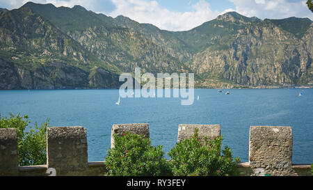 Malcesine, Italien - August, 2018. Segelboote auf der Gardasee, der größte See Italiens, in der Nähe von Malcesine. Stockfoto